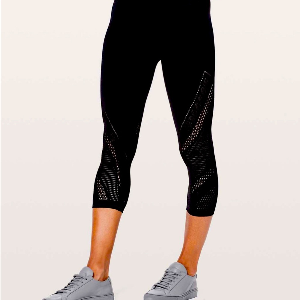 Lululemon Reveal Crop Interconnect *18"